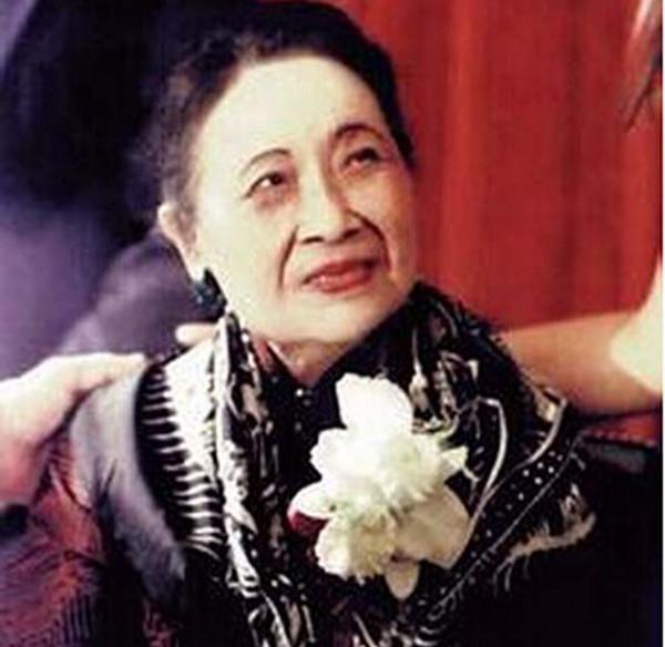 03年宋美齡在夢中去世，隔天清晨遺體被裹在羊毛毯中送出公寓