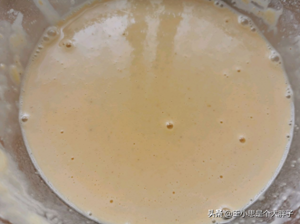 炸蘑菇時，別用雞蛋調麵糊，牢記2個技巧，酥脆可口，放涼照樣脆