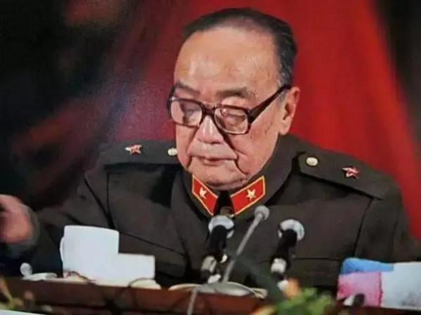 鄧小平任軍委主席,副主席是哪幾位? 鄧小平任軍委主席,副主席是哪幾位?