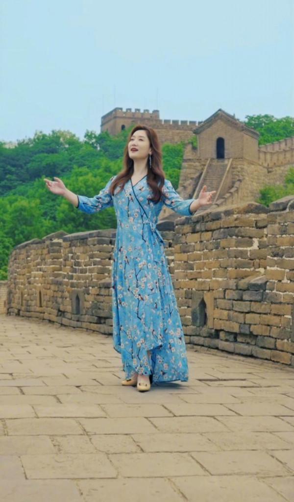 玲花真是越活越瀟灑，在群山中開演唱會太瀟灑，穿碎花裙優雅滿滿