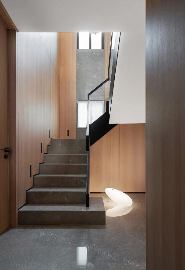 她家客廳太有顏值了，一進門就被吸引，喜歡這樣簡單不花哨的裝修