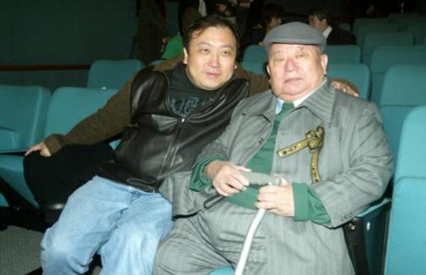 他是王晶的父親，港片的祖師爺，去世時能讓謝賢黃日華為其扶靈