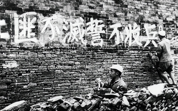 敵警察局長暗殺解放軍司令員，正要動手時，發現對方是自己的弟弟