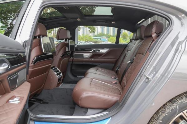 真正的旗艦D級車，軸距超3米2，動力強勁又豪華，實拍寶馬7系