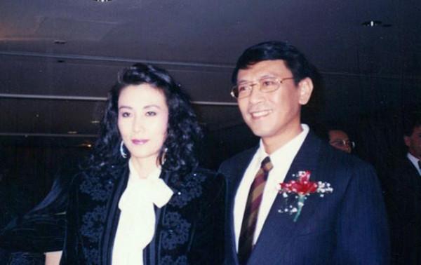 2002年，“一代妖男”羅文去世，為何鄧光榮在葬禮上怒罵劉鑾雄？