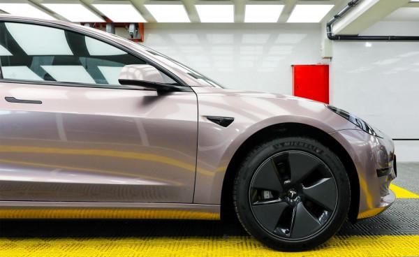 車身改色｜特斯拉Model3，總逃不過一款冰莓粉