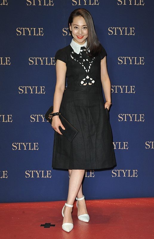 張衛健帶著老婆出門，張茜的穿搭是很優雅的，帶出門真有面子