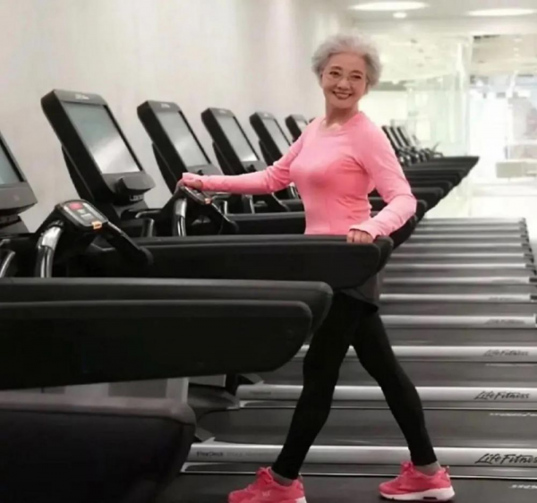 被91歲的神仙奶奶驚豔到了，精緻的髮型得體穿搭，狀態也太好了吧