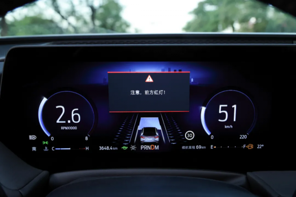 能顯示紅綠燈秒數？體驗福特車路協同系統，再也不怕大貨車擋視線