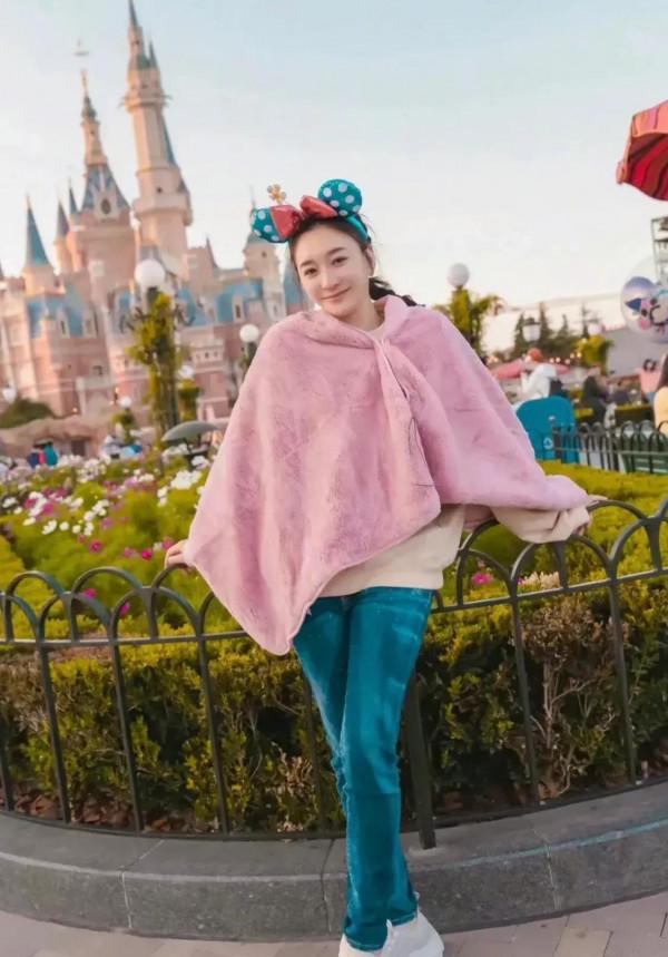 李小冉好會&OpenCurlyDoubleQuote;扮嫩&rdquo;！都45歲了，還穿得像個18歲小姑娘一樣