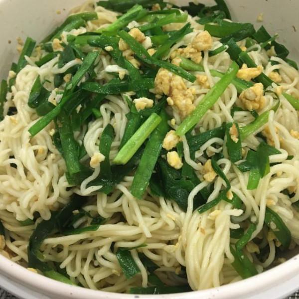 韭菜雞蛋炒麵,色澤豔麗,鮮香美味,看著好有食慾 韭菜雞蛋炒麵,色澤豔麗,鮮香美味,看著好有食慾