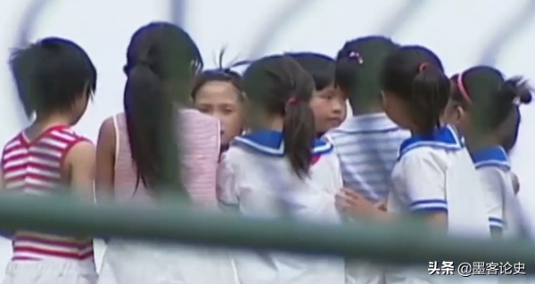 江西8歲女孩患血管瘤，下巴長出長舌狀肉瘤，隨年齡增長垂吊胸前