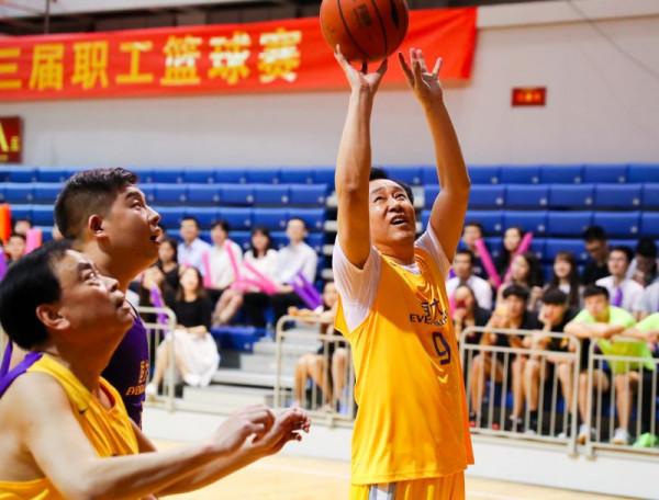 從恆大一場職工籃球賽，看出陪領導打球是門高超的藝術