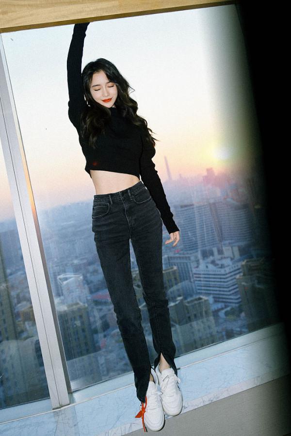 Baby飄窗氛圍感大片妥妥女神範 著露腰上衣秀精緻馬甲線 Baby飄窗氛圍感大片妥妥女神範 著露腰上衣秀精緻馬甲線