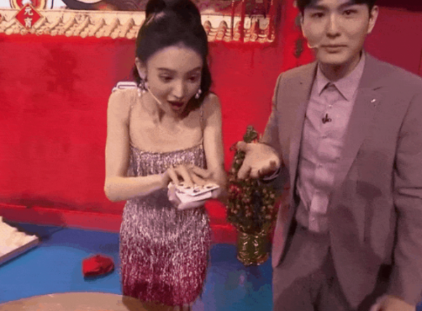 2022元宵晚會名場面：張小斐歌聲迷人，中國女足唱《鏗鏘玫瑰》