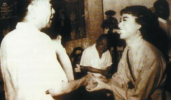 1988年，人大會議上鄧小平正要抽菸，收到陌生紙條：請你不要吸菸