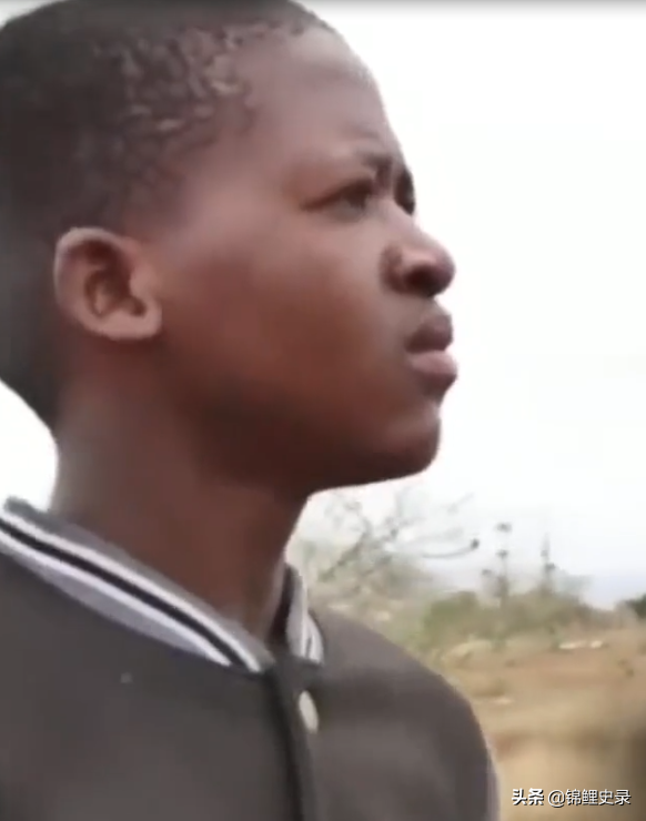 真實故事:非洲14歲窮苦男孩,8年前被父母拋棄,做苦工撫養2個弟弟