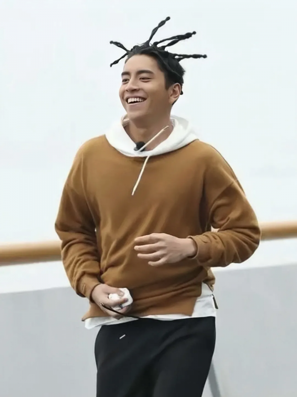 時尚就是不穿秋褲?王一博何洛洛搖了搖頭 時尚就是不穿秋褲?王一博何洛洛搖了搖頭