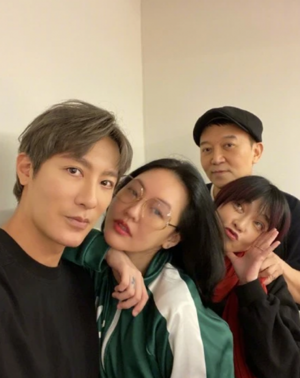 大S離婚後首露面,與朋友聚餐慶祝,緊摟男化妝師合影引熱議 大S離婚後首露面,與朋友聚餐慶祝,緊摟男化妝師合影引熱議