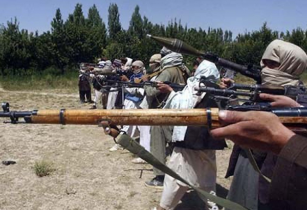 白鬍子游擊隊員手持老式步槍，一邊跑一邊開槍，命中率高得驚人