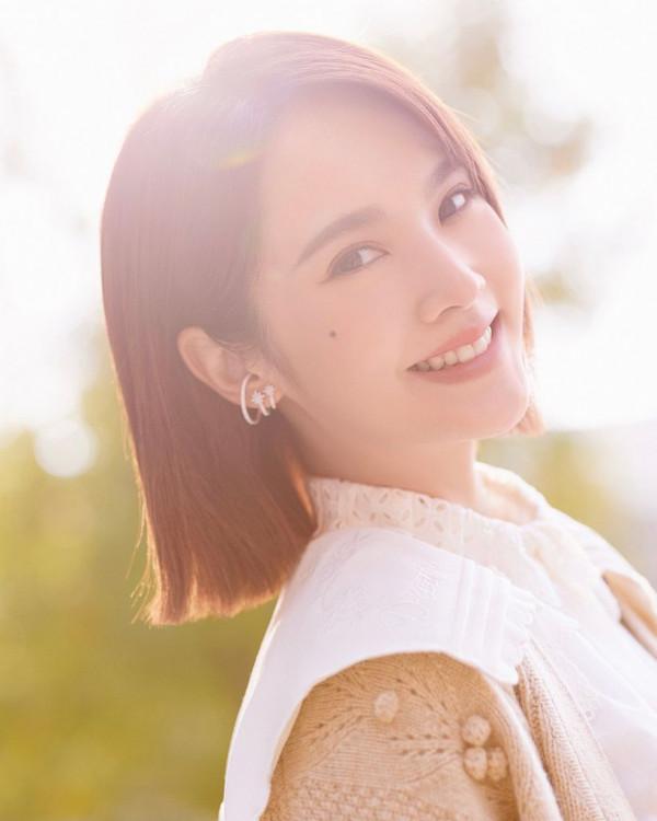 楊丞琳的穿搭真是寒冬的一股暖流，毛衣半裙甜糯清純，溫暖又治癒