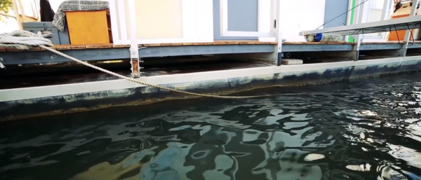 男子花百萬將家搬到水面上 12㎡漂浮小屋每月管理費至少三千