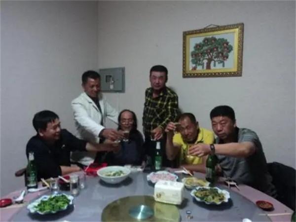 “徒步狂人”謝建光：35年拉板車走30萬公里，59歲止步黑河