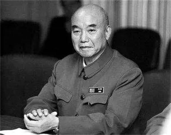 蕭克上將孫子穿補丁衣服上學，被老師詢問：你家是不是很窮？