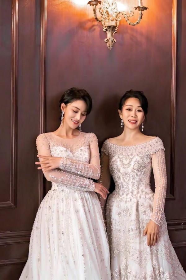 張馨予母女合體拍大片，媽媽穿綠色風衣扎高馬尾，腰和女兒一樣細