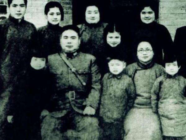 馮玉祥請客從不允許吸菸,但只有一人例外,主席:我要違反紀律了 馮玉祥請客從不允許吸菸,但只有一人例外,主席:我要違反紀律了