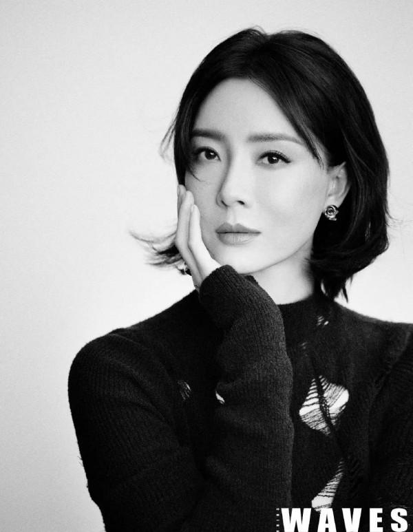 陳數利落的西服套裝都能完美適配,在古風韻味中盡顯俠女風範 陳數利落的西服套裝都能完美適配,在古風韻味中盡顯俠女風範