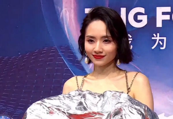 又見紅毯魔鬼打光！明星一臉坑窪，粉底又厚又白好像戴了面具