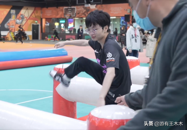 “摔了一跤當場退役!”LPL運動會發生意外,選手受傷引發熱議 “摔了一跤當場退役!”LPL運動會發生意外,選手受傷引發熱議