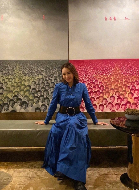 黎姿50歲生日宴排場大，一家8口大合影，她一襲長裙減齡又時尚