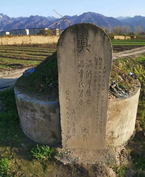 一張讓人淚目的全家福:照相時烈士已犧牲,妻子只能用身體支撐他 一張讓人淚目的全家福:照相時烈士已犧牲,妻子只能用身體支撐他