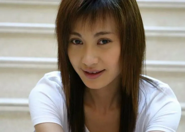 過氣女藝人的窘況：顏值跌落、身體不好、直播尷尬，時不時被扎心