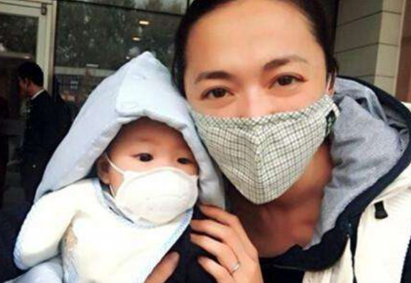 孩子嘴唇裂口又出血，還忍不住撕嘴皮，大夫的處理方式有些意外