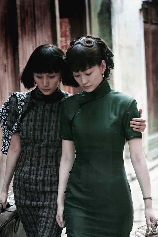 李小冉端莊大氣的旗袍秀