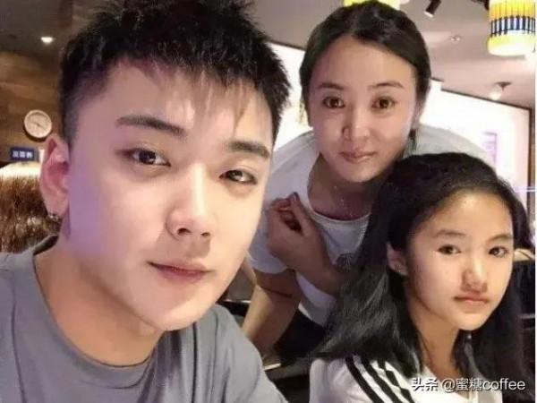 變形記最美最幸運的農村孩子現狀,善良的城市母親扶養,很幸福 變形記最美最幸運的農村孩子現狀,善良的城市母親扶養,很幸福