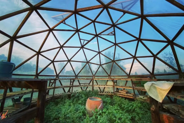 這對夫妻&OpenCurlyDoubleQuote;消失&rdquo;4年，徒手建了個28㎡泥巴房：人生不只一種活法