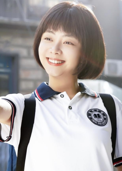 “靈動少女”別亂演，有人一顰一笑似精靈，有人一舉一動像智障