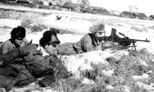 抗聯夜襲開拓團：5名戰士手持駁殼槍，把幾十個敵人打得鬼哭狼嚎