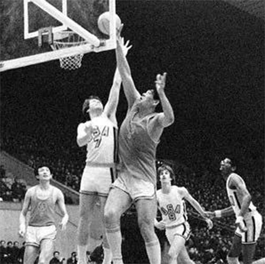 2008年穆鐵柱病逝,兒女都是正常身高,都沒有繼承父親的事業 2008年穆鐵柱病逝,兒女都是正常身高,都沒有繼承父親的事業