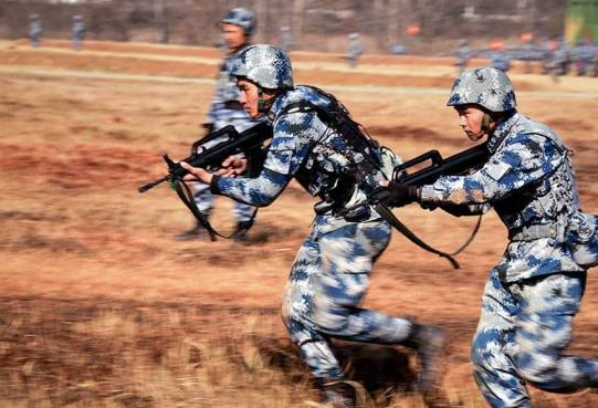 星空迷彩終於轉正了，2021年正式配發全軍，全套穿上一看就是精銳