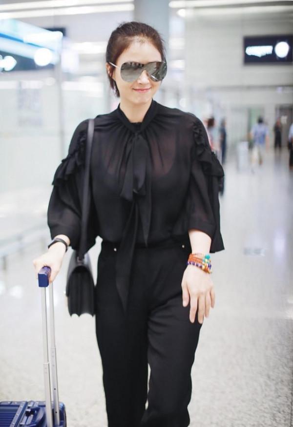 蔣欣戴著墨鏡真有個性，但墨鏡下的眼睛太俗氣，一身薄紗真清涼