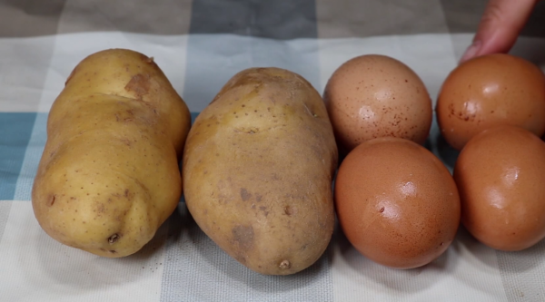 土豆加雞蛋，我家來客人必做的壓軸菜，好吃解饞，客人都說不夠吃