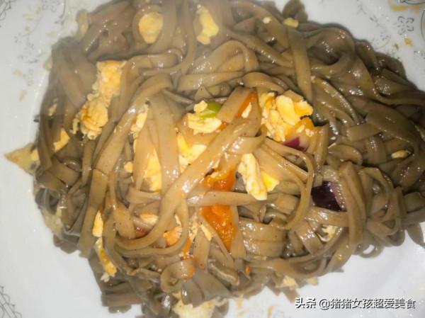 想減肥又不知道吃什麼的就做這道美食吧—西紅柿雞蛋炒蕎麥麵條
