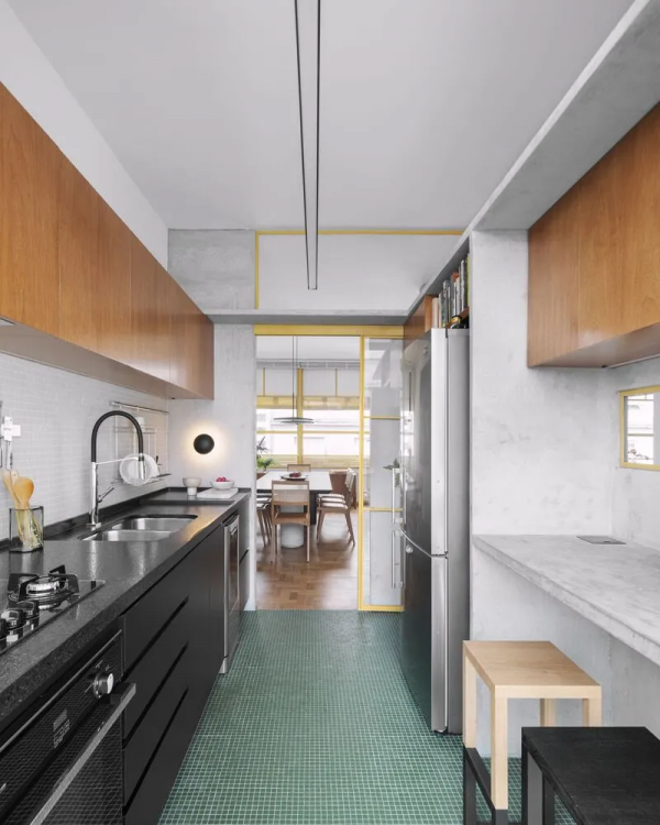 將隔牆盡情拆除後，這個家通透明亮並且可以欣賞到不遠處的山景