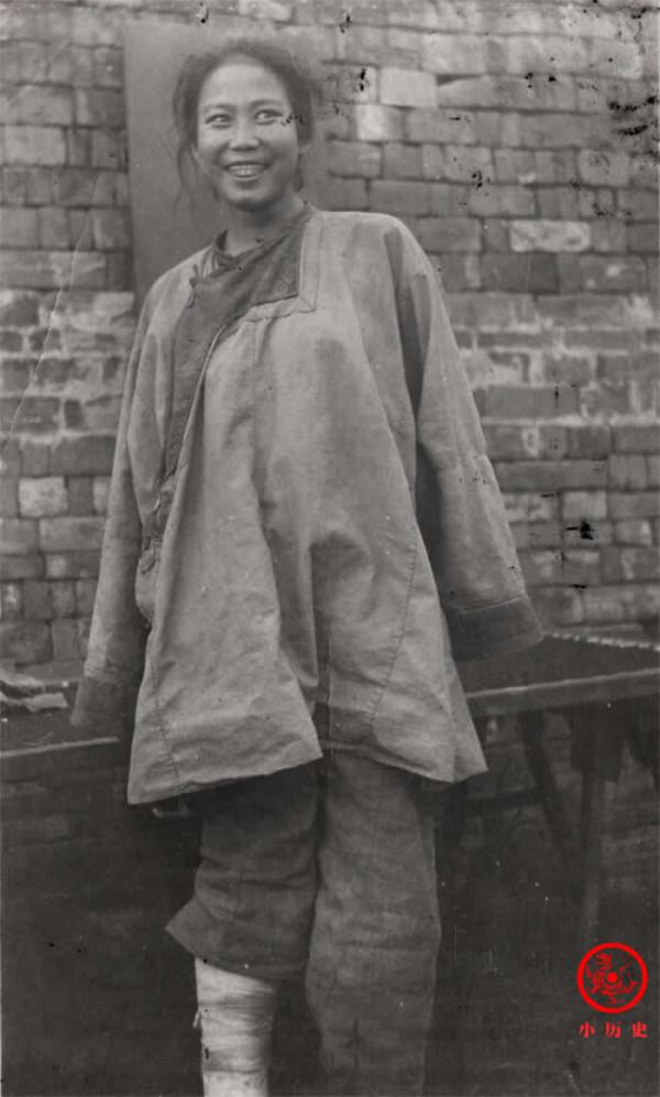 晚清老照片：19歲女孩病癒出院開心到飛起，居民遇大火房倒屋塌