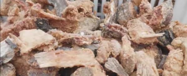 河南80歲大爺逛街賣小吃,35年吆喝聲響全城,一炸900斤不夠賣 河南80歲大爺逛街賣小吃,35年吆喝聲響全城,一炸900斤不夠賣